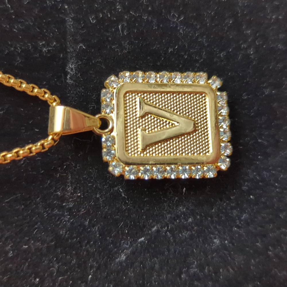 NWOT (263) Gold toned Necklace with Initial "V" Pendant - costume jewelry